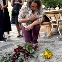 Starostka Městské části Praha 1 Tereza Radoměřská u kamenu na památku Emmy Ledererové